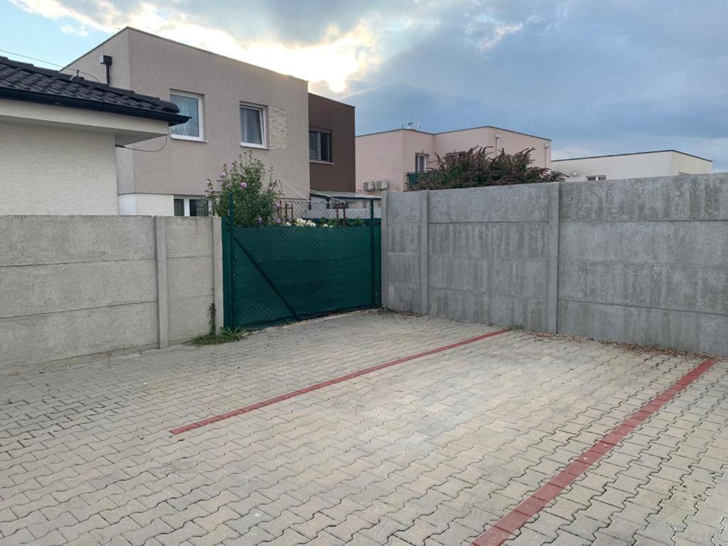 Modern 2 Bed House Near Bratislava With Parking Apartment Rovinka Bagian luar foto